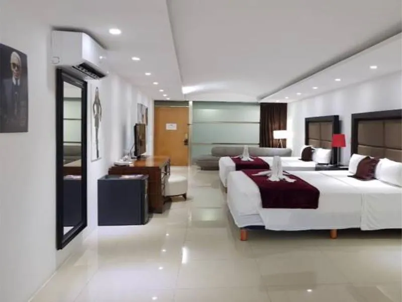 Arts Party Central Hostel Cancun